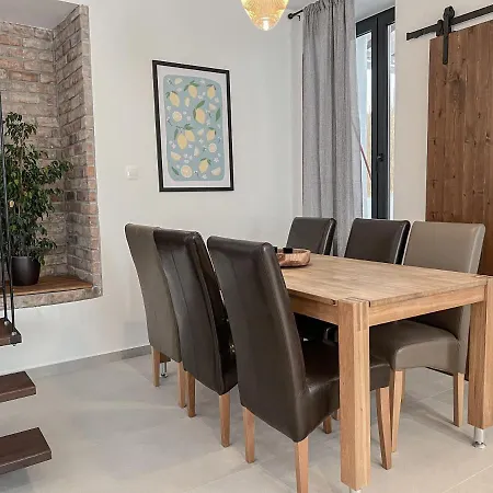 Katie's Lemon Tree House فولوس